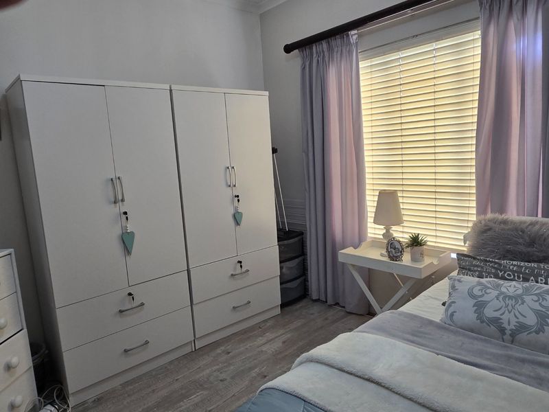 PICTURE PERFECT TOWNHOUSE IN POPULAR COMPLEX - Photo 6