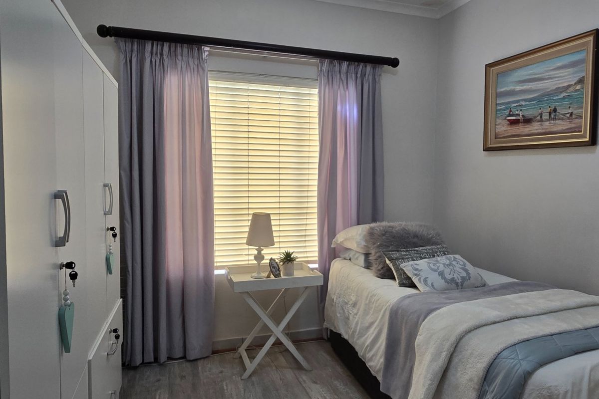 PICTURE PERFECT TOWNHOUSE IN POPULAR COMPLEX - Photo 5