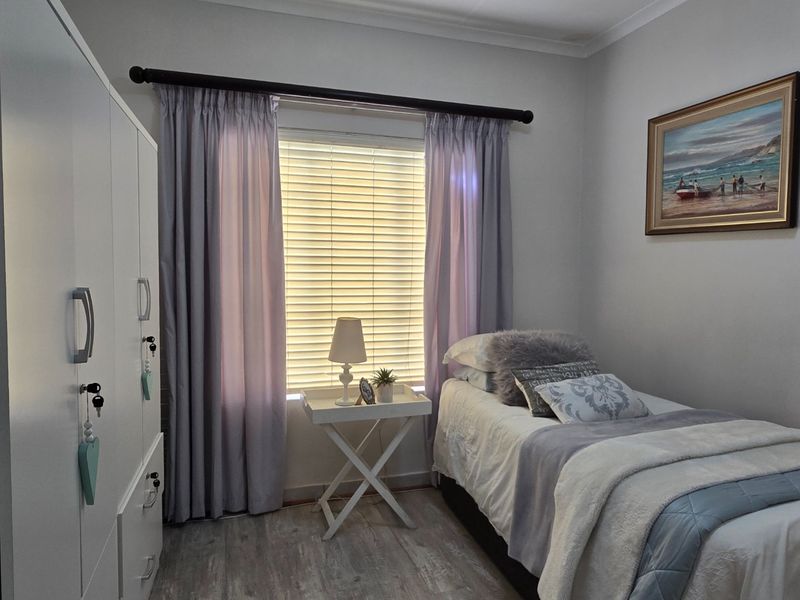 PICTURE PERFECT TOWNHOUSE IN POPULAR COMPLEX - Photo 5