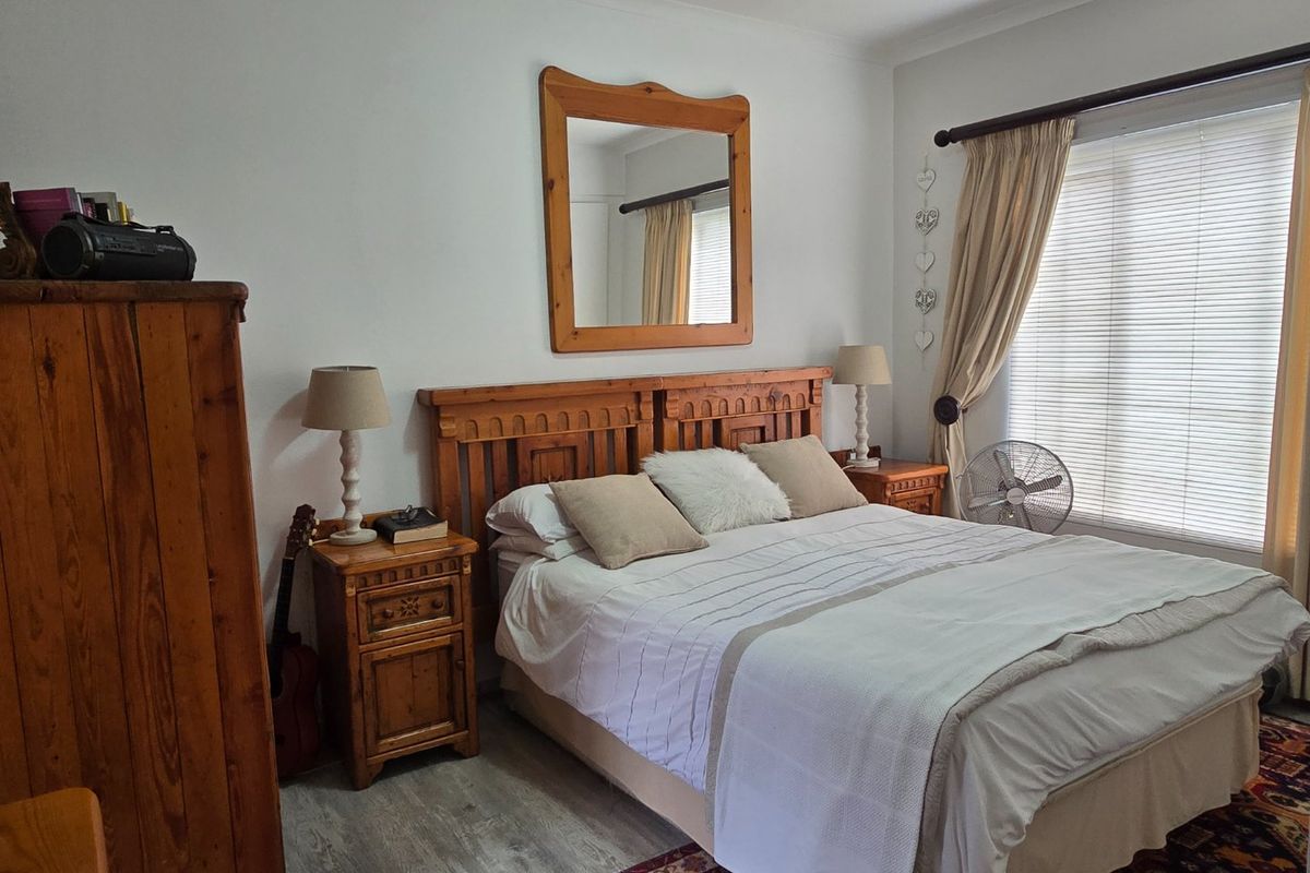 PICTURE PERFECT TOWNHOUSE IN POPULAR COMPLEX - Photo 3