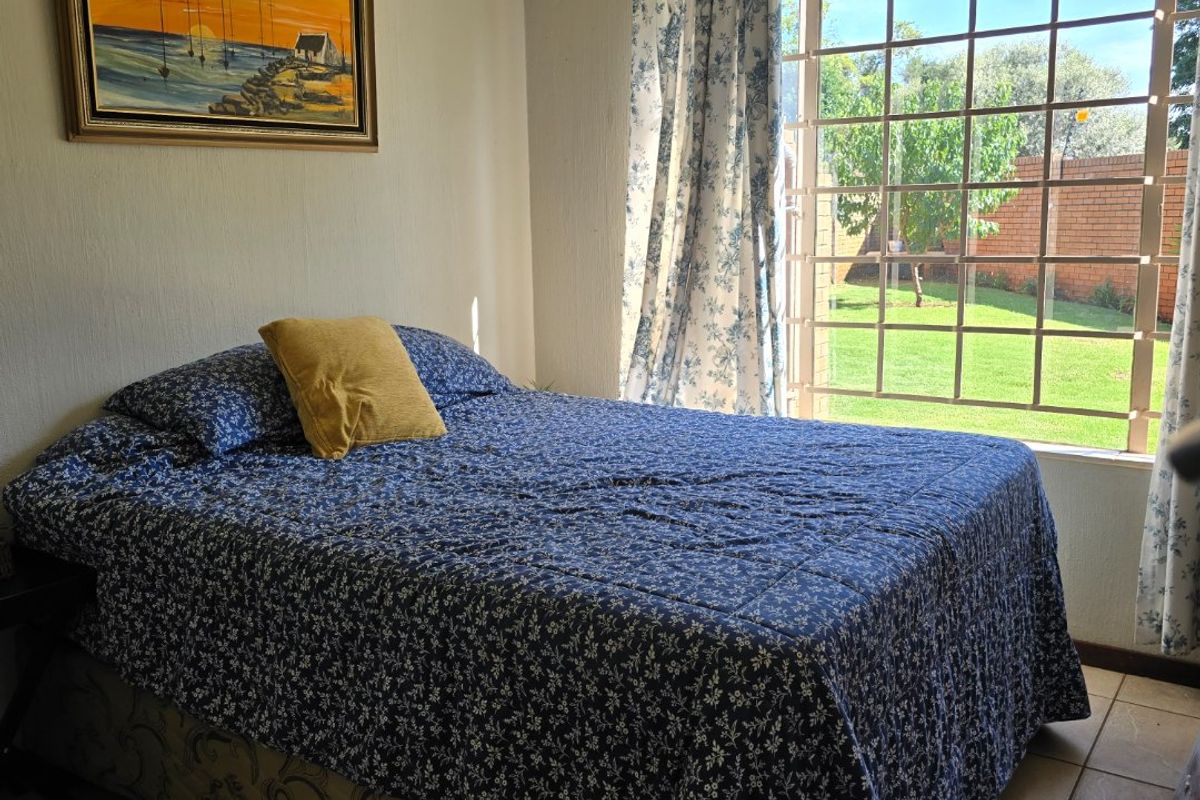 SPACIOUS CORNER UNIT SIMPLEX IN THE HEART OF WILLOW PARK MANOR - Photo 5