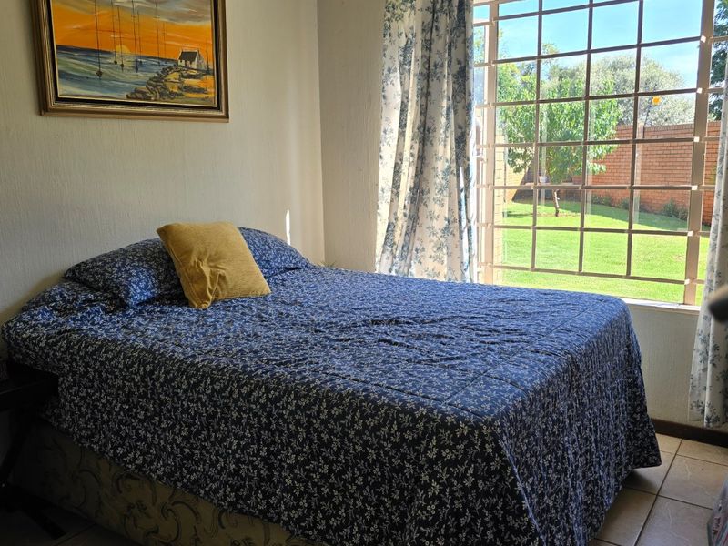 SPACIOUS CORNER UNIT SIMPLEX IN THE HEART OF WILLOW PARK MANOR - Photo 5