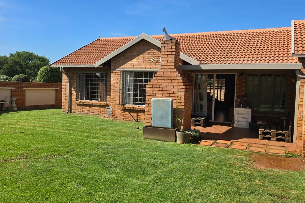 SPACIOUS CORNER UNIT SIMPLEX IN THE HEART OF WILLOW PARK MANOR - Photo 2
