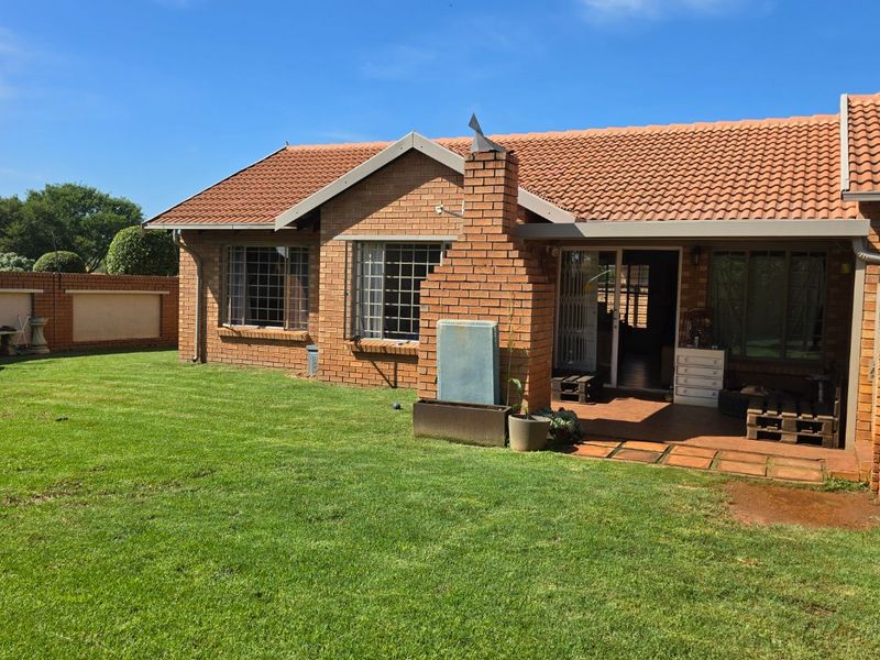 SPACIOUS CORNER UNIT SIMPLEX IN THE HEART OF WILLOW PARK MANOR - Photo 2