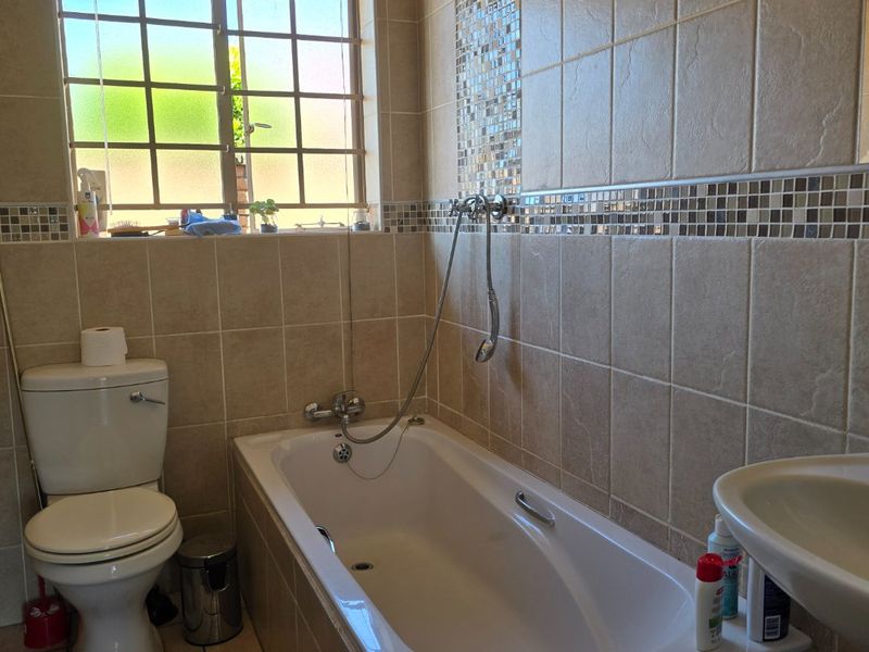 SPACIOUS CORNER UNIT SIMPLEX IN THE HEART OF WILLOW PARK MANOR - Photo 9