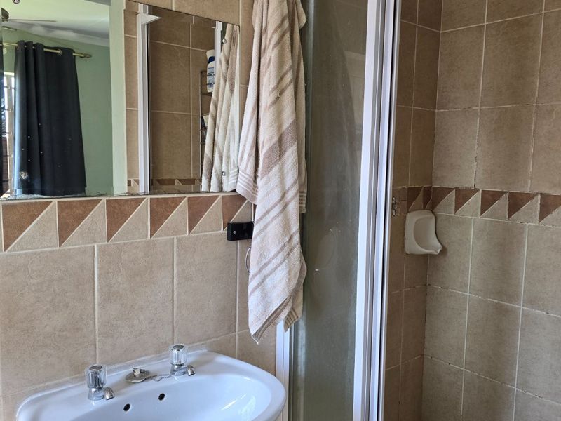 SPACIOUS CORNER UNIT SIMPLEX IN THE HEART OF WILLOW PARK MANOR - Photo 7