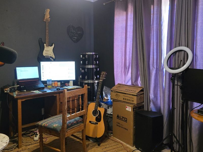 SPACIOUS CORNER UNIT SIMPLEX IN THE HEART OF WILLOW PARK MANOR - Photo 6