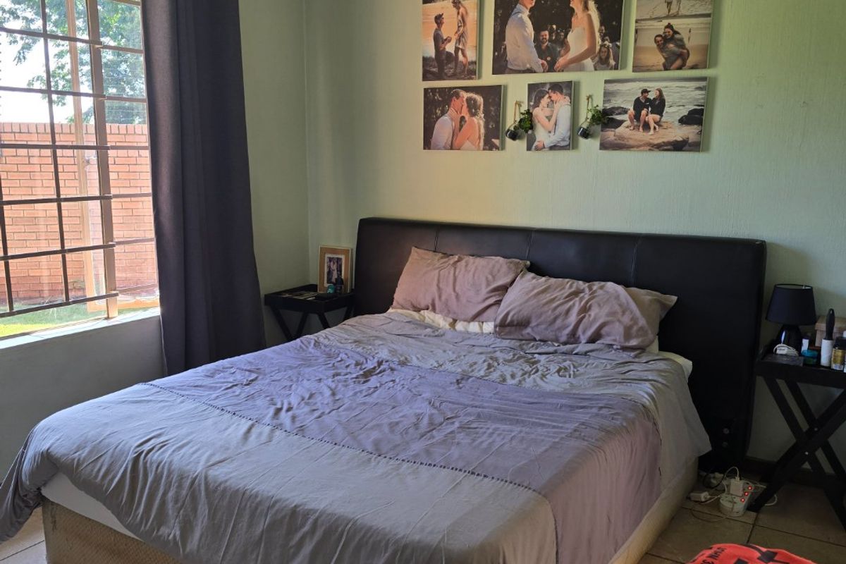 SPACIOUS CORNER UNIT SIMPLEX IN THE HEART OF WILLOW PARK MANOR - Photo 3