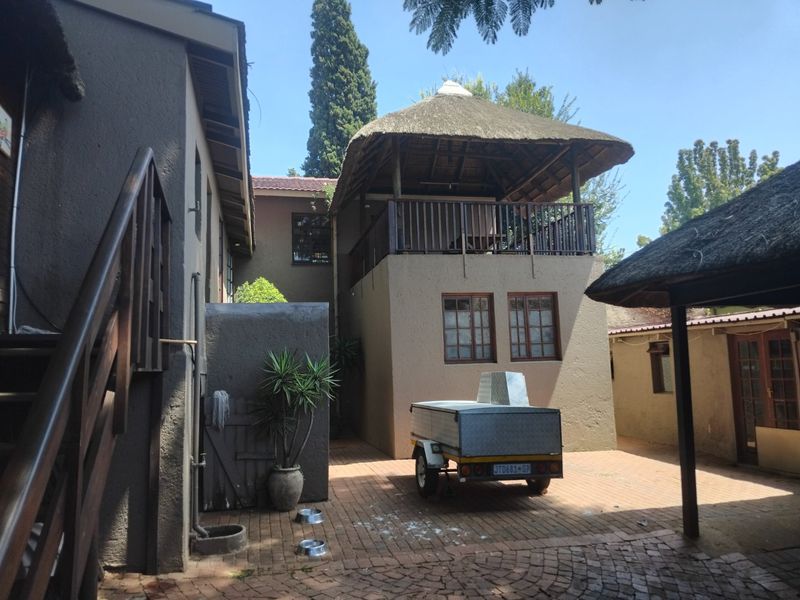 Spacious Family Home with Cottage, Pool & Beautiful Garden - Photo 3