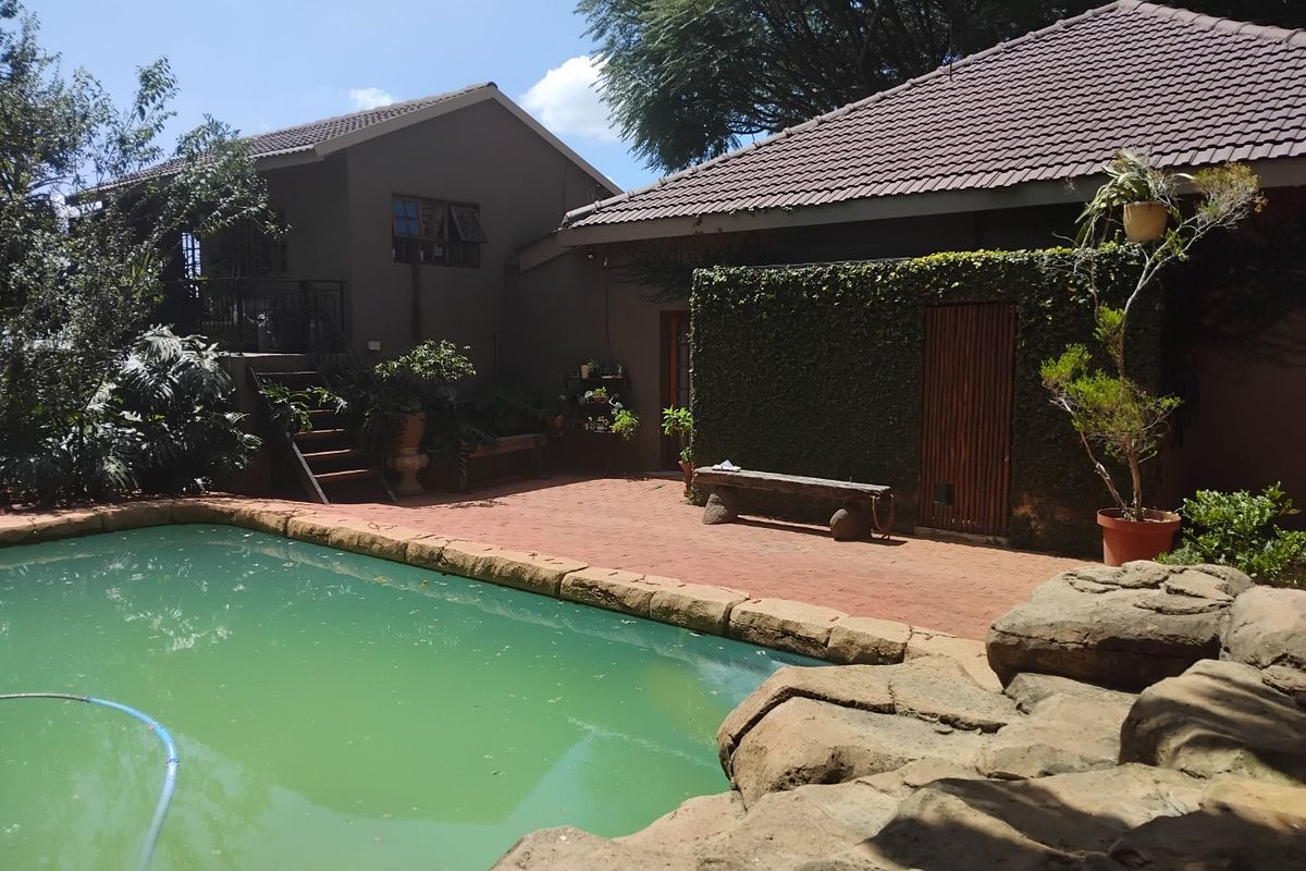 Spacious Family Home with Cottage, Pool & Beautiful Garden - Photo 4