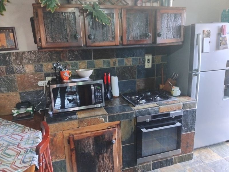 Spacious Family Home with Cottage, Pool & Beautiful Garden - Photo 8