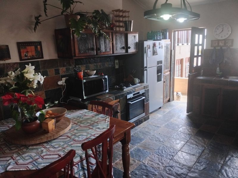 Spacious Family Home with Cottage, Pool & Beautiful Garden - Photo 7