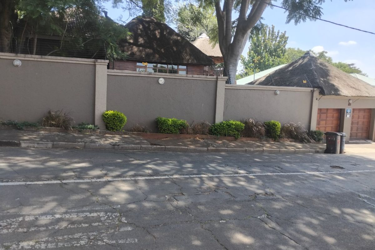 Spacious Family Home with Cottage, Pool & Beautiful Garden - Photo 2