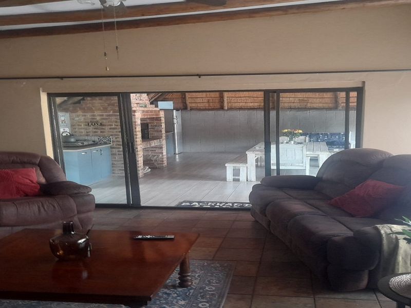 Family Haven with entertainment flair in SE 7 - Photo 9