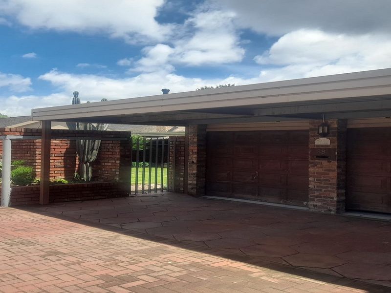 Family Haven with entertainment flair in SE 7 - Photo 2