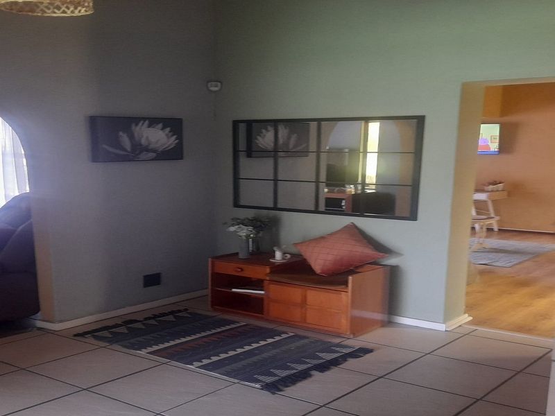 Family Haven with entertainment flair in SE 7 - Photo 7