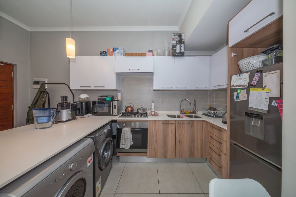 Stylish One Bedroom Apartment in Modderfontein - Photo 3