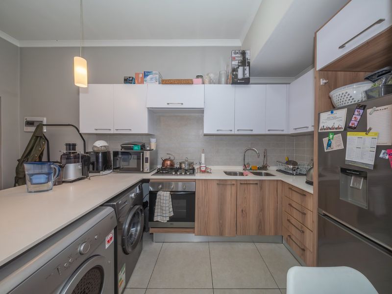 Stylish One Bedroom Apartment in Modderfontein - Photo 3