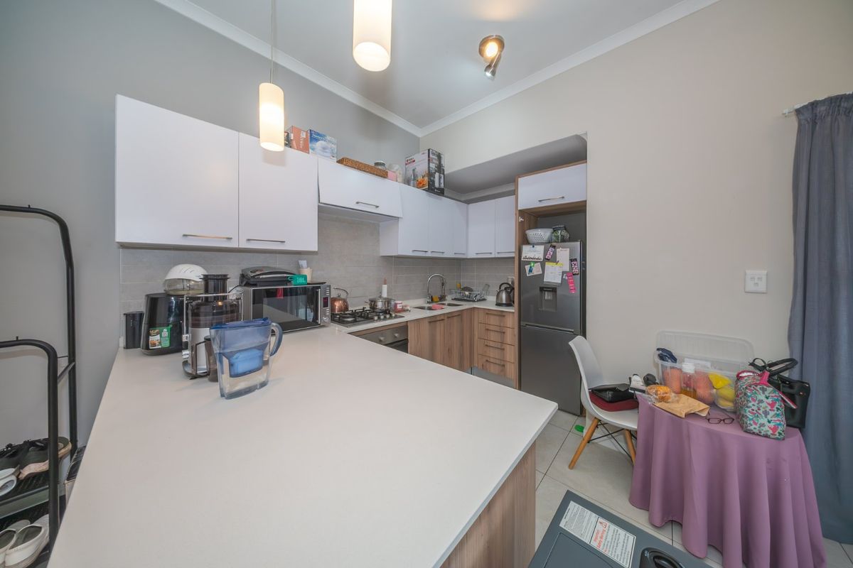 Stylish One Bedroom Apartment in Modderfontein - Photo 2