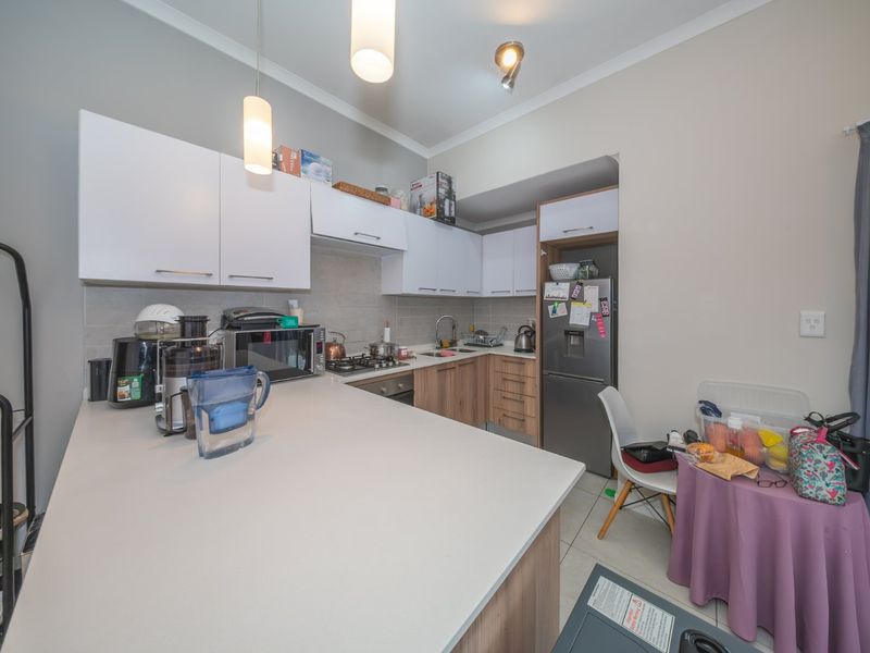 Stylish One Bedroom Apartment in Modderfontein - Photo 2