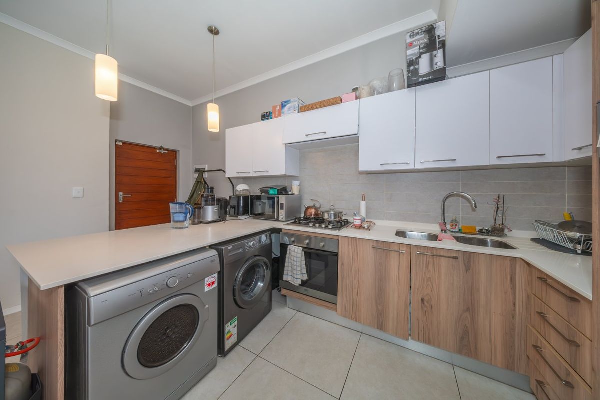 Stylish One Bedroom Apartment in Modderfontein - Photo 4