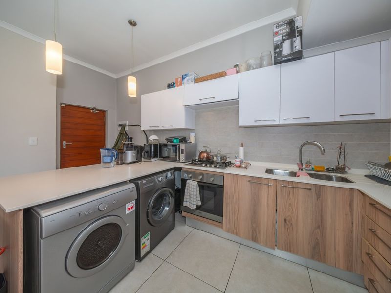 Stylish One Bedroom Apartment in Modderfontein - Photo 4
