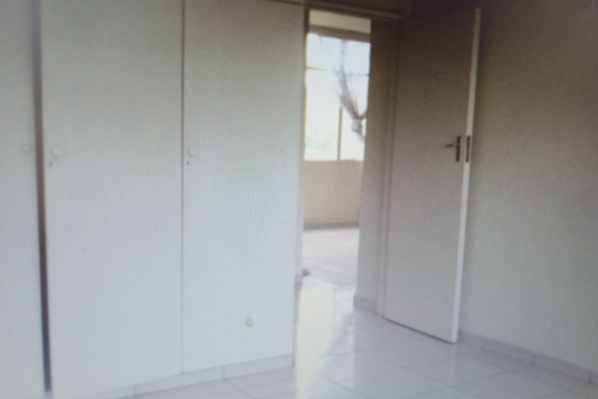 Breathtaking  views, of the Joburg, skyline, on the 5 th floor of this Architectural building. - Photo 5