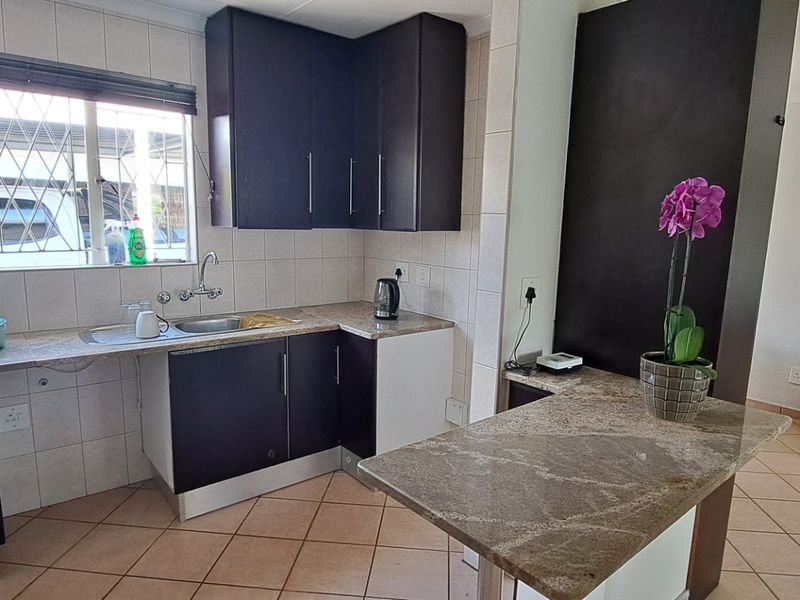 This beautifully renovated simplex is a must-see for discerning buyers seeking comfort, style, and security.  - Photo 5