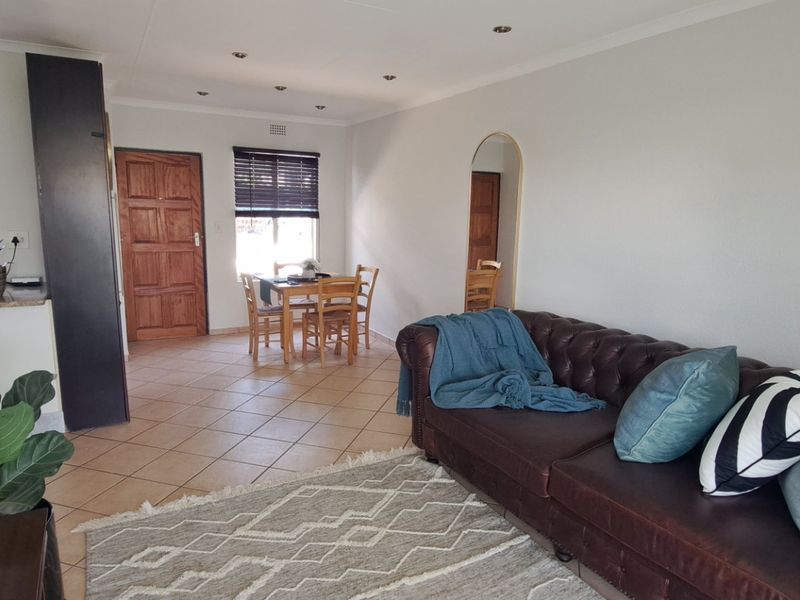 This beautifully renovated simplex is a must-see for discerning buyers seeking comfort, style, and security.  - Photo 4