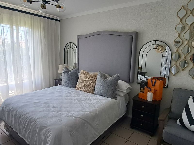 This beautifully renovated simplex is a must-see for discerning buyers seeking comfort, style, and security.  - Photo 9