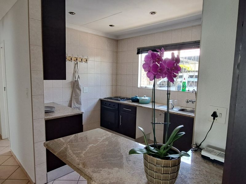 This beautifully renovated simplex is a must-see for discerning buyers seeking comfort, style, and security.  - Photo 6