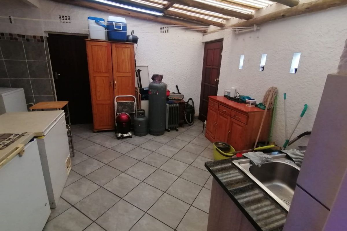 Comfortable Family Home with Pool and Garage - Photo 4