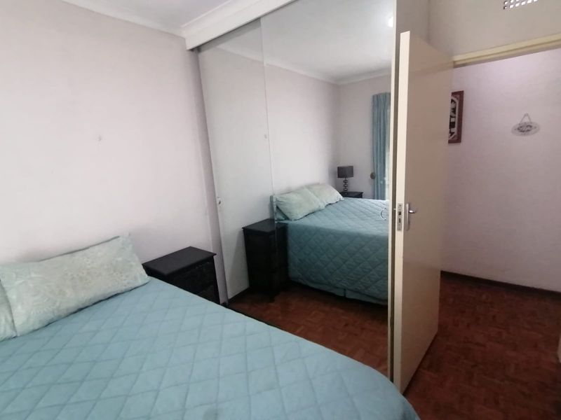 Comfortable Family Home with Pool and Garage - Photo 10