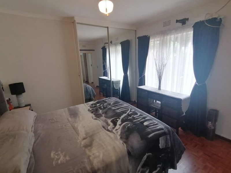 Comfortable Family Home with Pool and Garage - Photo 9