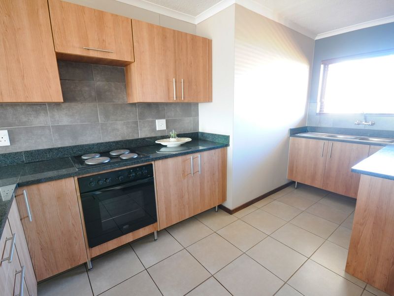 2 Bedroom 2 Bathroom apartment to rent at Eco Park East, Eco-Park Estate! - Photo 2