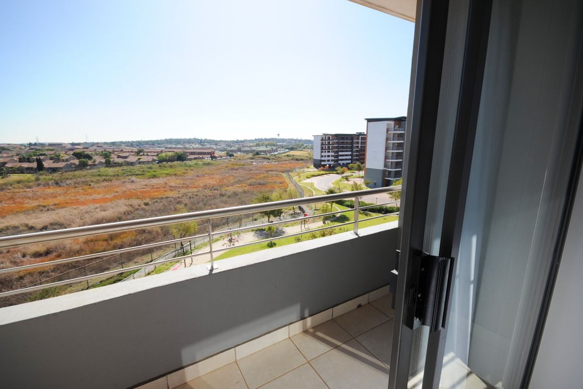 2 Bedroom 2 Bathroom apartment to rent at Eco Park East, Eco-Park Estate! - Photo 3