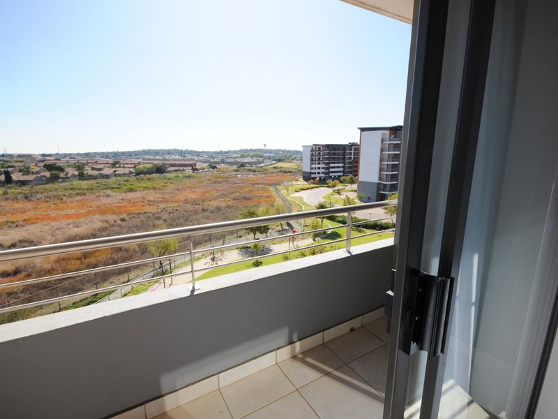 2 Bedroom 2 Bathroom apartment to rent at Eco Park East, Eco-Park Estate! - Photo 3