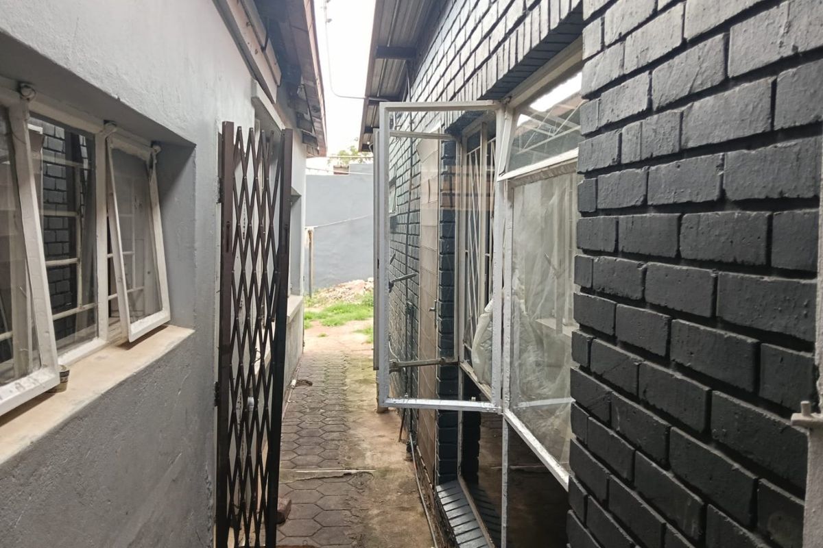 8 Bed House in Pretoria West for Sale - Photo 3