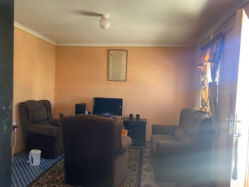 Neat 2-Bedroom Home for Sale in Mxolisi Phetani, Khayelitsha - Photo 3