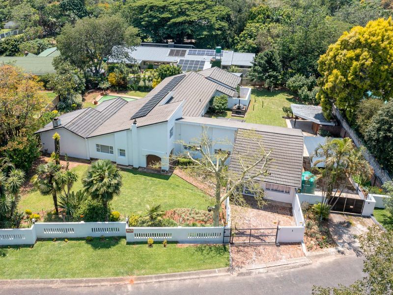 5 Bedrooms Family Home plus a Flatlet  - Photo 3