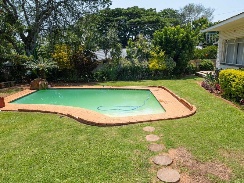 5 Bedrooms Family Home plus a Flatlet  - Photo 4