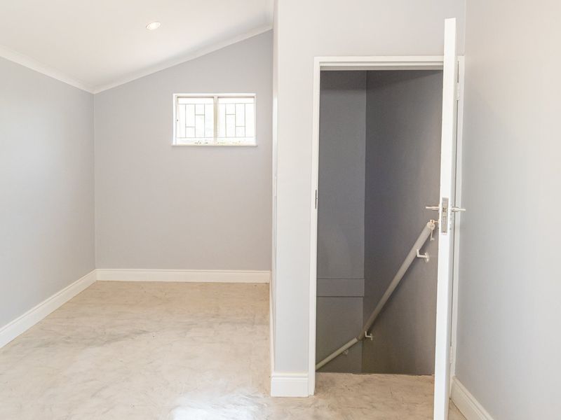 5 Bedrooms Family Home plus a Flatlet  - Photo 10