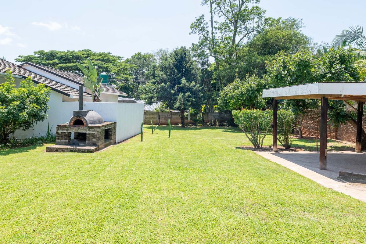 5 Bedrooms Family Home plus a Flatlet  - Photo 2