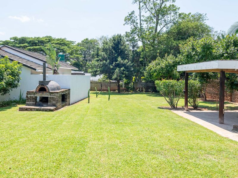 5 Bedrooms Family Home plus a Flatlet  - Photo 2