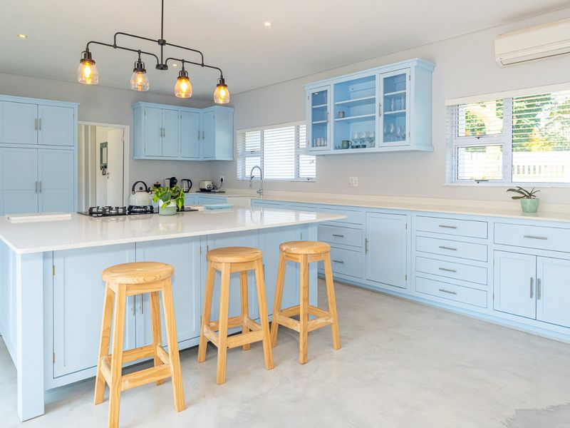 5 Bedrooms Family Home plus a Flatlet  - Photo 6