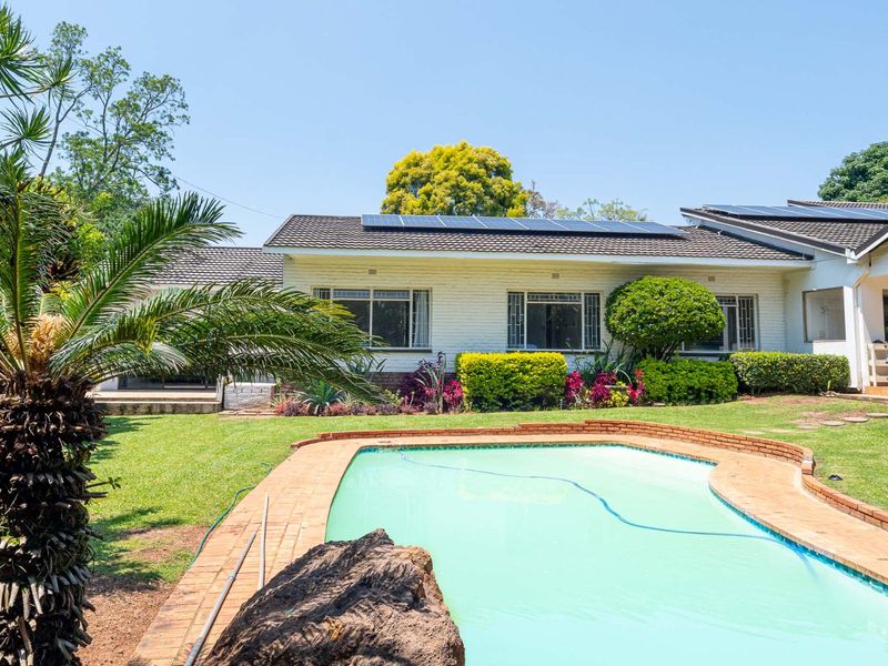5 Bedrooms Family Home plus a Flatlet  - Photo 1