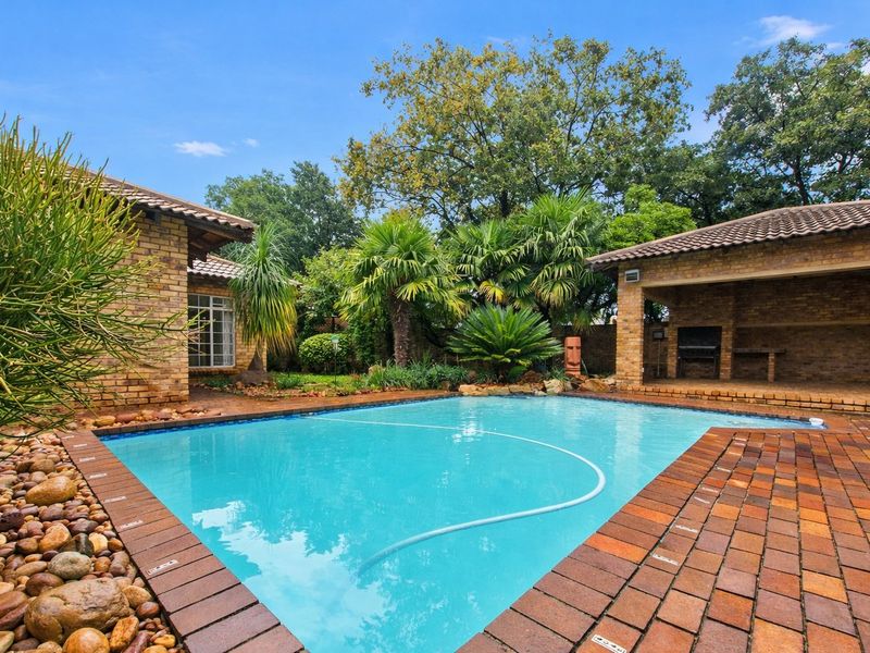 Modern 4 Bedroom Home with Pool, Solar & 3 Garages in Secure East Village - Photo 3