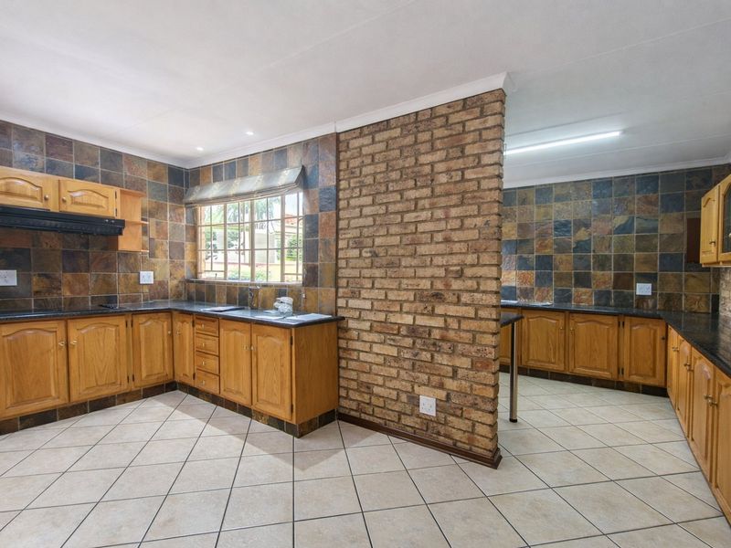 Modern 4 Bedroom Home with Pool, Solar & 3 Garages in Secure East Village - Photo 5