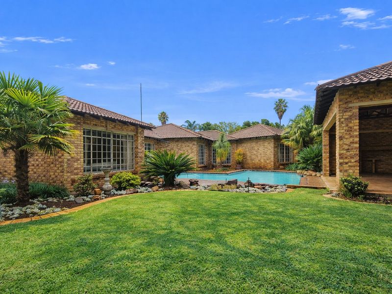 Modern 4 Bedroom Home with Pool, Solar & 3 Garages in Secure East Village - Photo 9