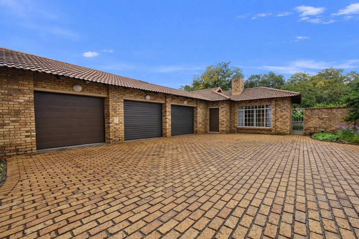 Modern 4 Bedroom Home with Pool, Solar & 3 Garages in Secure East Village - Photo 2